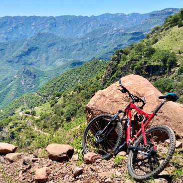Rutas de ciclismo en las Barrancas del Cobre cerca del Hotel Jade Cerocahui en Chihuahua